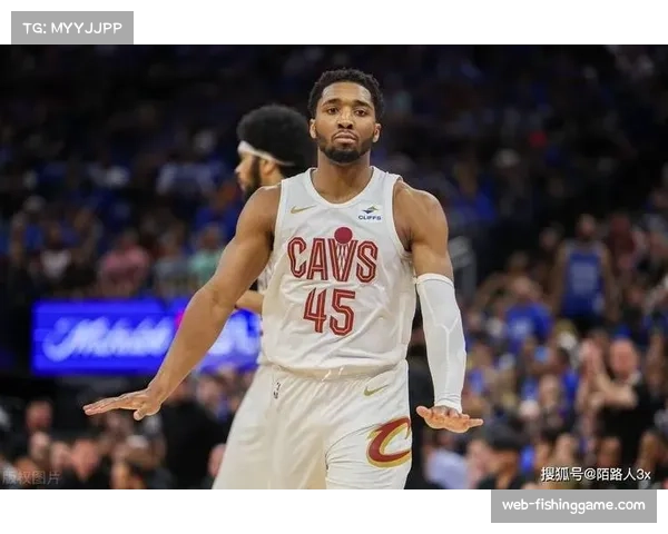 米切尔撤步三分空心入网，骑士进攻战术成功执行