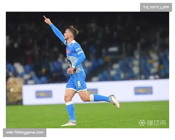 更衣室瞬间:赛后那不勒斯全队围拢,为打入绝杀球的老将默滕斯庆祝